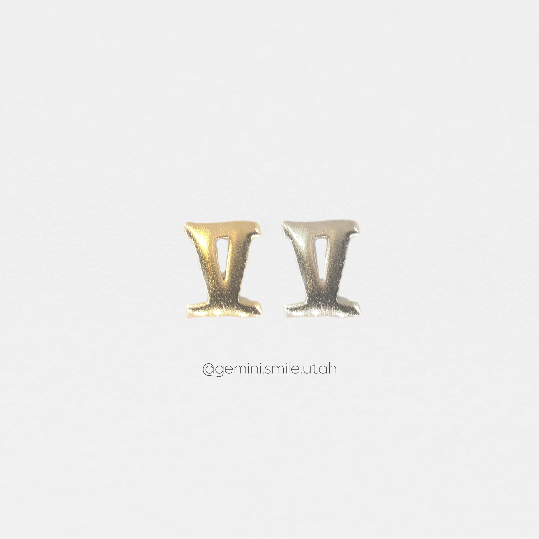 Roman Numeral V – Gemini Smile